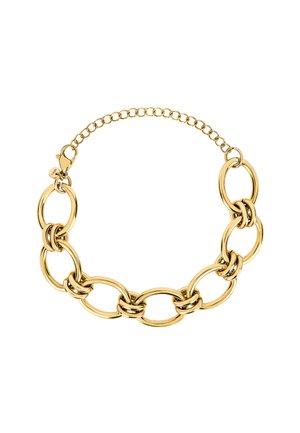 Bracelet en chaîne dorée avec de grands maillons ovales, chacun relié par trois petits anneaux entrelacés, sécurisé par un fermoir à homard et une chaîne réglable.