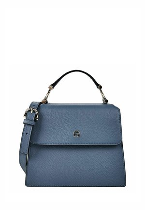 Sac à main en cuir bleu avec poignée supérieure, bandoulière réglable et petit logo argenté sur le rabat avant.