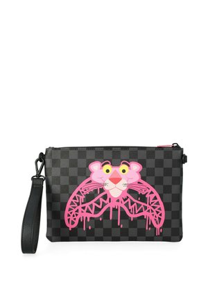 Bolso de pulsera cuadriculado negro con una cara de pantera rosa de dibujos animados goteando y una correa de cuero negra unida a un lado.