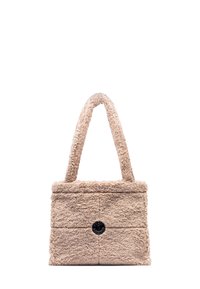 Beige rechthoekige tote bag met een pluizige textuur, een enkele brede handgreep en een gecentreerde ronde zwarte logo patch aan de voorkant.