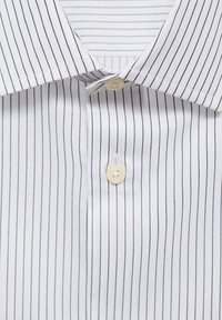 Camisa de botones a rayas blancas y azul marino con cuello, cierre de botones sencillo y textura de tela suave.