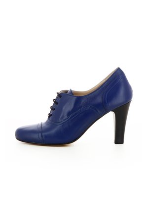 Scarpa elegante da donna in pelle blu con lacci chiusi e tacco medio nero, vista lateralmente su sfondo bianco.