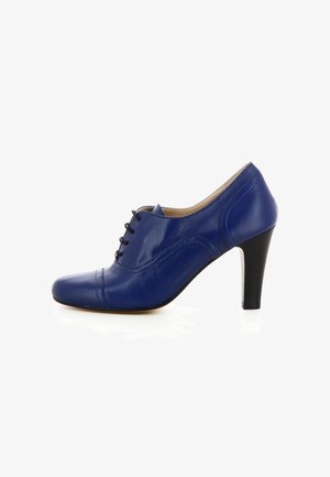 Scarpa elegante da donna in pelle blu con lacci chiusi e tacco medio nero, vista lateralmente su sfondo bianco.