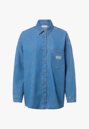 Blaues Jeanshemd mit Knöpfen, langen Ärmeln und Brusttasche, bestickt mit "American Vintage" in Gelb.