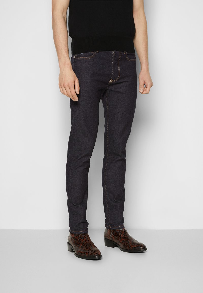 Herren T-shirts & Polos | Vivienne Westwood CLASSIC Jeans Tapered Fit indigo/dunkelblau - SC30403 Herren T-shirts & Polos | Vivienne Westwood CLASSIC Jeans Tapered Fit indigo/dunkelblau - SC30403