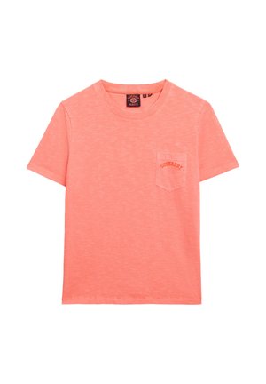 Korte mouwen t-shirt in een heldere koraalkleur, gemaakt van zachte stof, met een kleine voorzak met de tekst "Superdry".