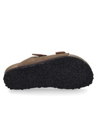 Sandale en suède marron avec deux brides réglables, semelle en liège et semelle extérieure en caoutchouc noir texturé avec un motif de traction.