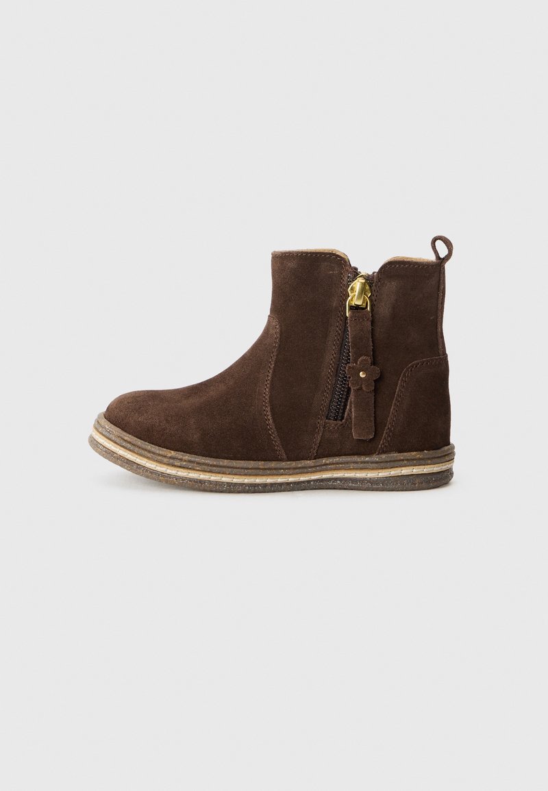 Bottine en daim marron avec fermeture éclair latérale et languette fleur, semelle beige en couches et boucle d’extraction à l’arrière.