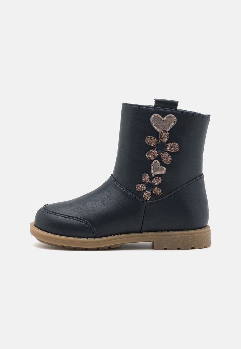Botas de tobillo en color navy con un material sintético liso, que cuentan con corazones y flores decorativas en acentos brillantes en el costado. Suela de goma.