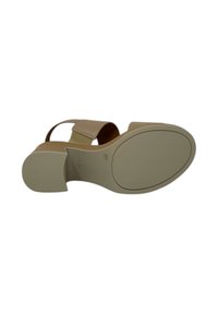 Sandalo con tacco beige con schienale aperto, ampia fascia regolabile, suola testurizzata e finitura liscia. Presenta un leggero plateau nella soletta.
