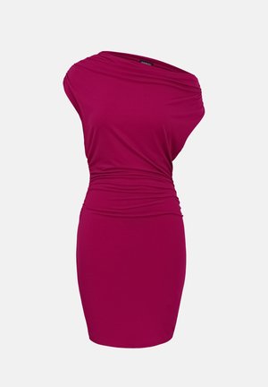 Μανταρινί στενό φόρεμα με έναν ώμο, με πιέτες στη μέση και στο ντεκολτέ, μέχρι το γόνατο, παρουσιάζεται σε απλό φόντο.