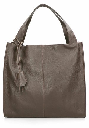 Borsa tote in pelle marrone con finitura texture, forma quadrata grande, due manici e un dettaglio decorativo di nappina in pelle sul lato.