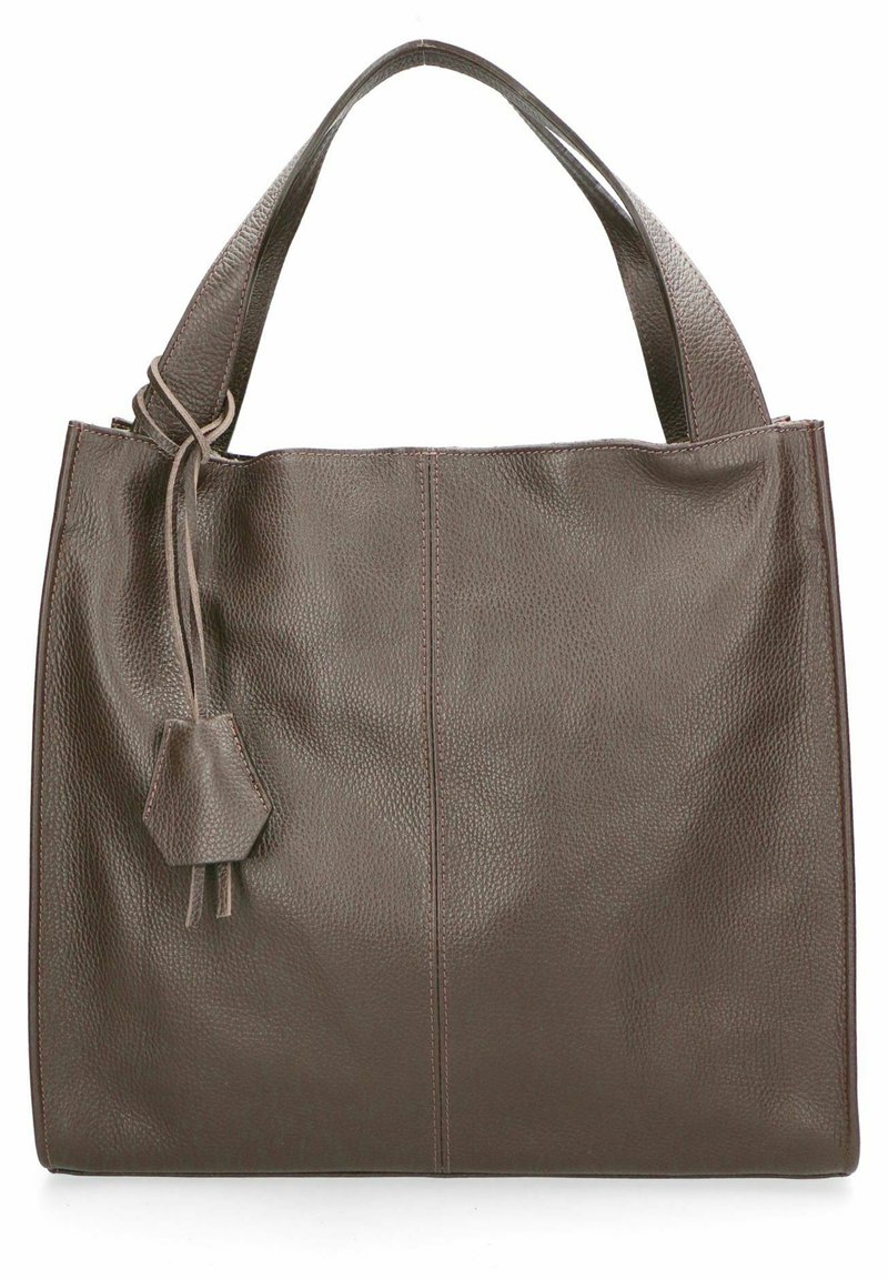 Bolso de tote de cuero marrón con acabado texturizado, forma cuadrada grande, dos asas y un detalle decorativo de borlas de cuero en el lateral.