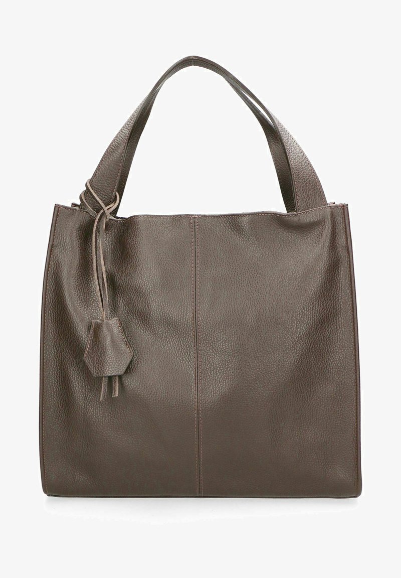 Bolso de tote de cuero marrón con acabado texturizado, forma cuadrada grande, dos asas y un detalle decorativo de borlas de cuero en el lateral.