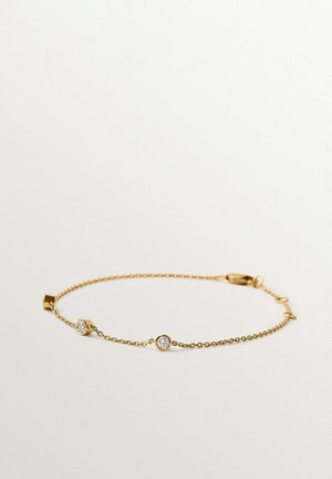 Pulsera de cadena dorada delicada con tres gemas claras redondas distribuidas uniformemente y un cierre de langosta sobre un fondo blanco.