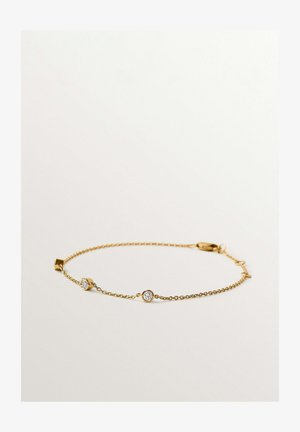 Pulsera de cadena dorada delicada con tres gemas claras redondas distribuidas uniformemente y un cierre de langosta sobre un fondo blanco.
