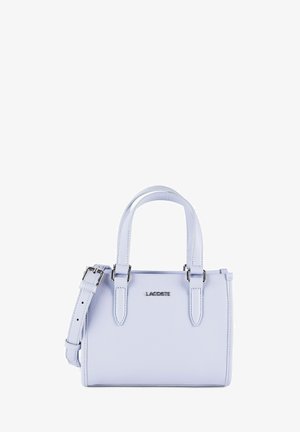 Kleine hellviolette Ledertasche mit silberner Hardware, zwei oberen Griffen, verstellbarem Schultergurt und "LACOSTE"-Logo auf der Vorderseite.