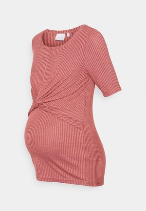 Różowy prążkowany top ciążowy z krótkimi rękawami i skręconym węzłem z przodu, zaprojektowany tak, aby dopasować się do brzucha ciążowego.