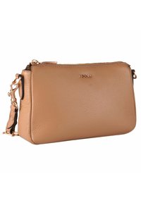 Borsa a tracolla in pelle tan con finitura testurizzata, chiusura con zip e hardware dorato. Presenta una tracolla removibile e un logo del marchio sobrio.