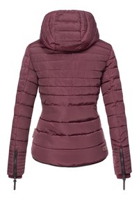 Bordeauxkleurige pufferjack met capuchon, voorzien van horizontaal gestikte secties, ritszakken aan de zijkanten en geribbelde manchetten voor een comfortabele pasvorm.