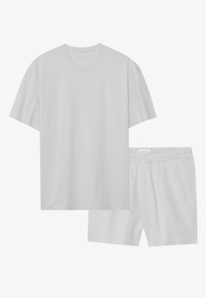 T-shirt en coton gris clair avec un col rond et des manches courtes, associé à un short assorti avec une taille élastique et des poches latérales.