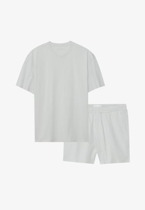 Helles graues Baumwoll-T-Shirt mit Rundhalsausschnitt und kurzen Ärmeln, kombiniert mit passender Shorts, die einen elastischen Bund und seitliche Taschen hat.