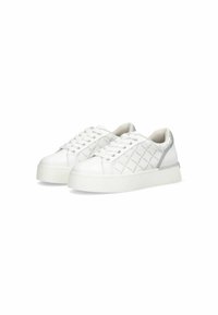 Des baskets synthétiques blanches présentent un design matelassé, un bout rond, une semelle plate et un système de laçage avec un accent argenté sur le talon.