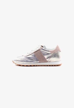 Sneaker z metaliczno-srebrną cholewką, różowymi zamszowymi akcentami i elastycznym paskiem po boku. Charakteryzuje się teksturowaną podeszwą i sznurowanym przodem.