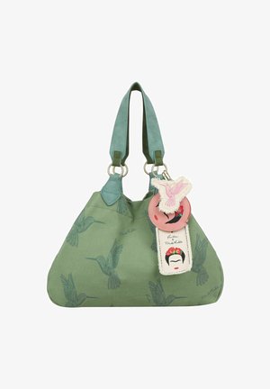 Groene canvas tas met kolibriprint, met teal handvatten en een ronde sleutelhanger met afbeelding en accenten. Metallic hardware zichtbaar.