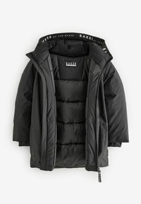 Veste matelassée noire avec capuche, dotée d'une fermeture éclair, d'un bandeau intérieur marqué et de panneaux en tissu texturé sur les manches.