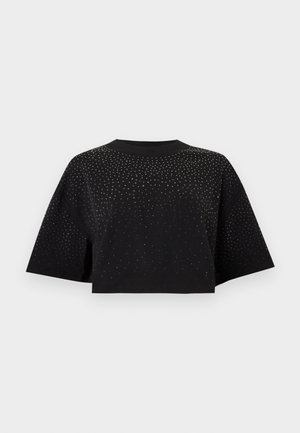Zwart cropped topje met wijde mouwen en een ronde halslijn, versierd met verspreide kleine zilveren studs aan de voorkant en op de mouwen.