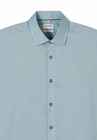 Chemise habillée pour hommes bleu clair avec col pointu, devant boutonné et tissu à texture fine.