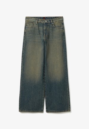 Jeans a gamba larga, in denim blu medio, leggermente sbiaditi con una texture liscia, dotati di una chiusura a bottone tradizionale e tasche su ciascun lato.