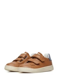 Sneaker in pelle marrone con due strap regolabili in velcro, motivo perforato, suola in gomma bianca e un accento blu sul tallone.
