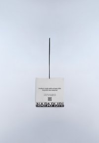 Ετικέτα ρούχου κρεμασμένη με μαύρο κορδόνι, αναφέρει ότι το προϊόν περιέχει τουλάχιστον 30% ανακυκλωμένο ακατέργαστο υλικό, περιλαμβάνει QR κωδικό και το όνομα της μάρκας Napapijri.