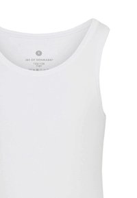 Hvid tanktop med rund halsudskæring og brede skulderstropper. Lavet af glat stof, med et minimalistisk design uden mønstre eller accenter.