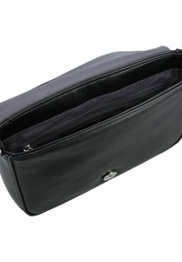 Schwarze Lederhandtasche mit einem grauen Stoffoberteil, ausgestattet mit einer Reißverschluss-Innentasche und einem Druckknopfverschluss. Glatte Textur und strukturiertes Design.