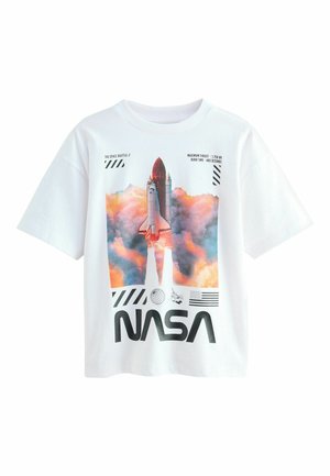 Biela bavlnená tričko s grafikou vesmírneho raketoplánu a farebnými oblakmi, doplnené textom NASA a tvarmi nižšie.