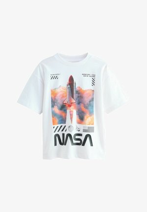 Hvid bomulds-T-shirt med et grafisk motiv af rummissionen Space Shuttle, prydet med farverige skyer og med NASA-tekst og former nedenfor.