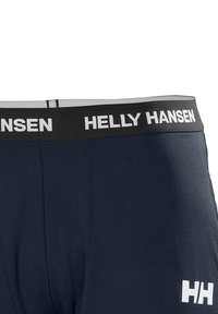 Pantalones cortos deportivos azul marino con una cinturilla negra que lleva la inscripción blanca "HELly HANSEN" y un diseño de tela texturizada.