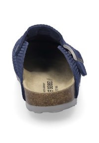 Marineblauwe sandaal met een gestructureerde suède bovenkant, kurken tussenzool en rubberen buitenzool. Bevat een zijgesp voor een verstelbare pasvorm.