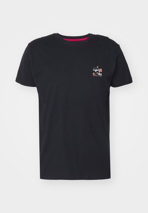 Svart bomullströja med rund halsringning. Har en liten flerfärgad logotyp på vänster bröst. Korta ärmar och rak fåll.