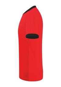 Rode sportshirt met korte mouwen en een zwarte kraag. Heeft een gestructureerd strip patroon aan één kant en een gladde afwerking. Lichtgewicht, sportieve pasvorm.
