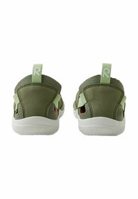 Zielone sportowe buty z siateczki i zamszu z białymi podeszwami, wyposażone w pętelkę z tyłu oraz boczne wycięcia dla wentylacji.