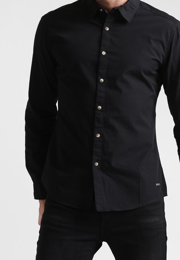 Schwarzes Langarmshirt aus einem glatten Stoff; verfügt über einen spitzen Kragen, eine Knopfleiste mit Metallknöpfen und einen abgerundeten Saum.