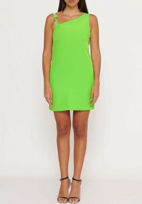 Grön enaxlad klänning i ett slätt, stretchigt tyg med en figurnära silhuett. Har ett dekorativt axelband i metall. 