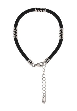 Sort gummiarmbånd med fem sølvfarvede dekorative bånd og en sølvfarvet kædeforlænger med karabinhage.
