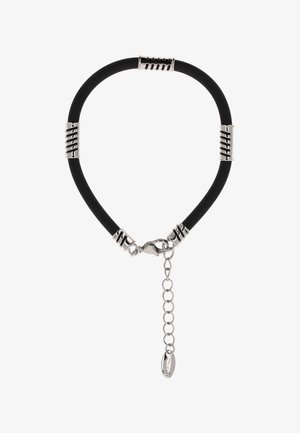 Fekete gumiszíj, öt ezüst díszítő szalaggal és ezüst lánchosszabbítóval, homárkapoccsal.