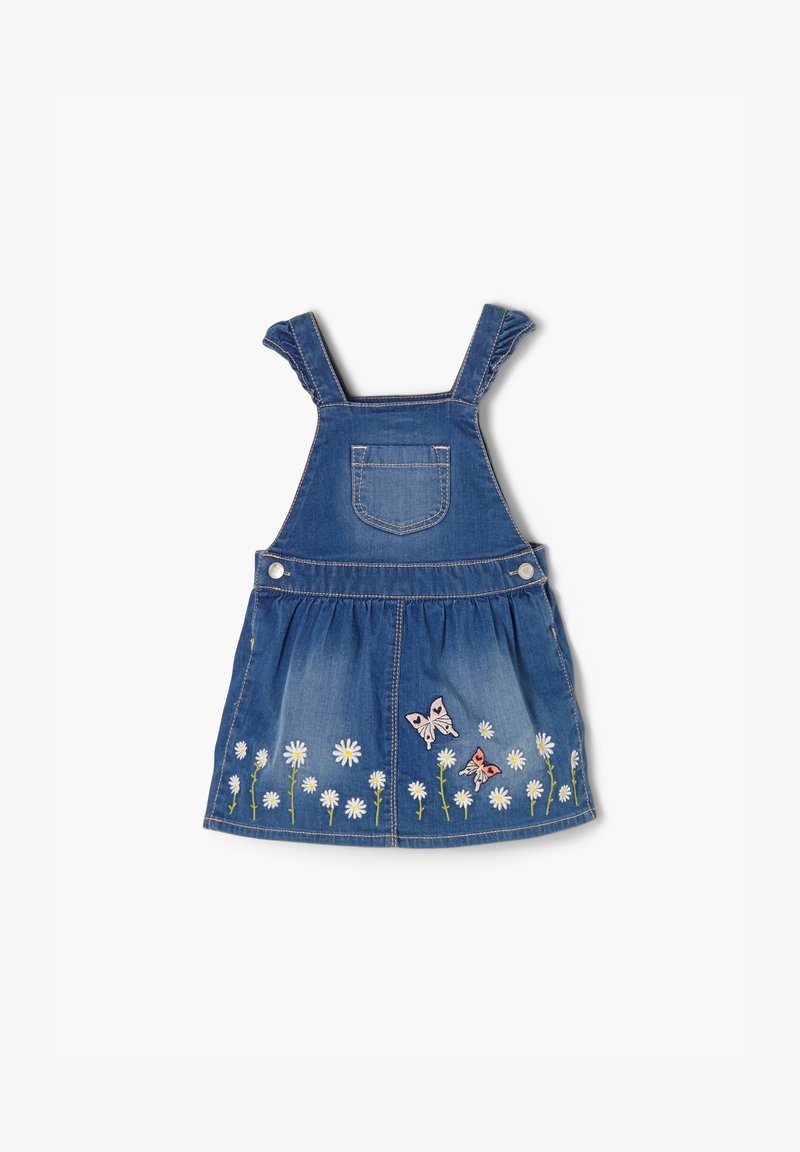 Robe salopette en denim avec bretelles à volants, ornée de marguerites et de papillons brodés à l'ourlet. Comprend une poche arrière et un bas effiloché.