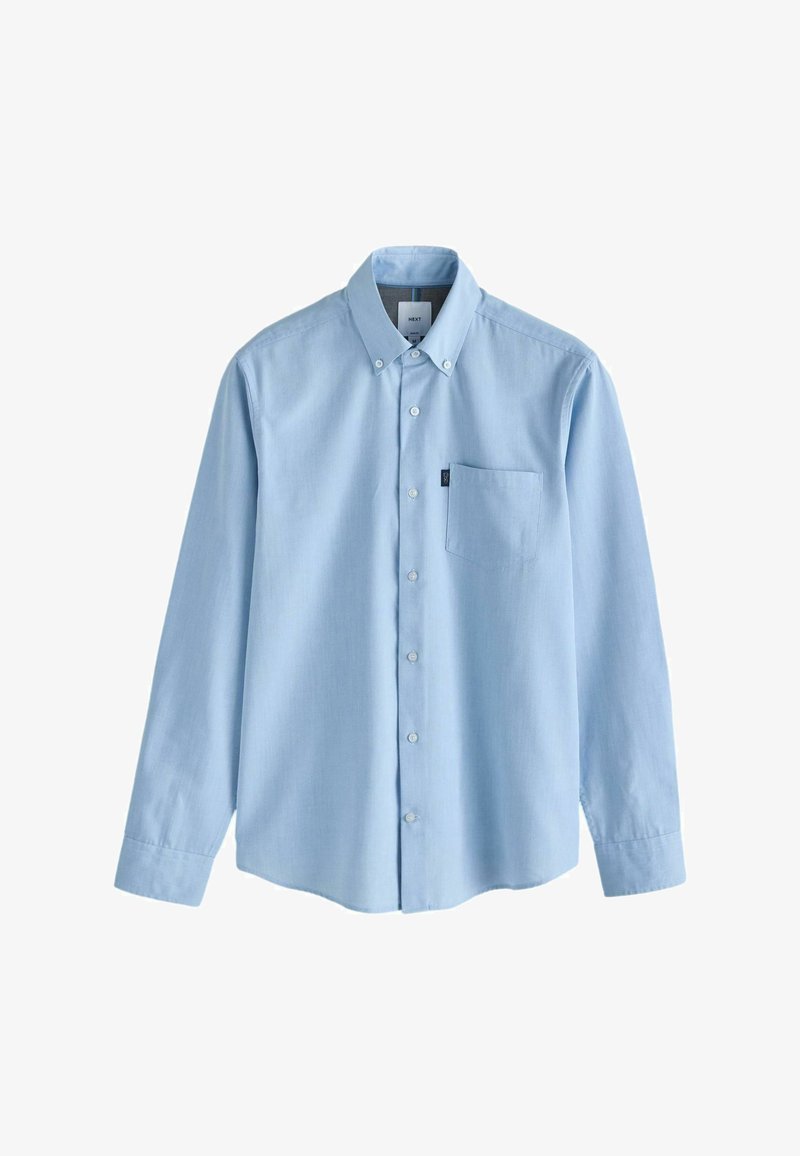 Camisa azul claro de manga larga con botones, cuello abotonado y bolsillo en el pecho sobre un fondo blanco.